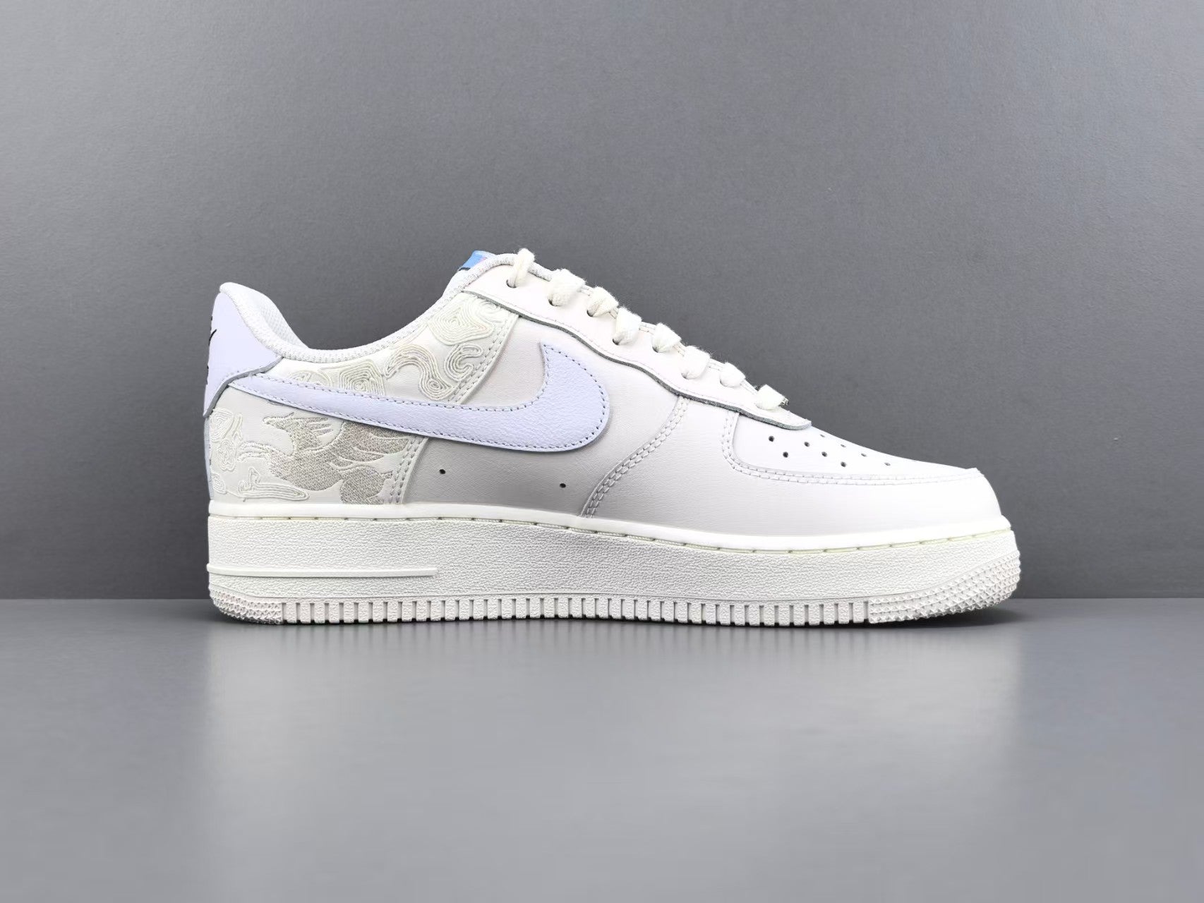 Vintage White Embroidered Low-Top Casual Sneakers