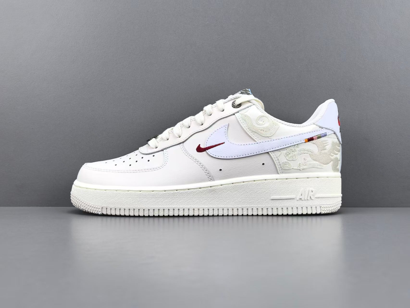 Vintage White Embroidered Low-Top Casual Sneakers