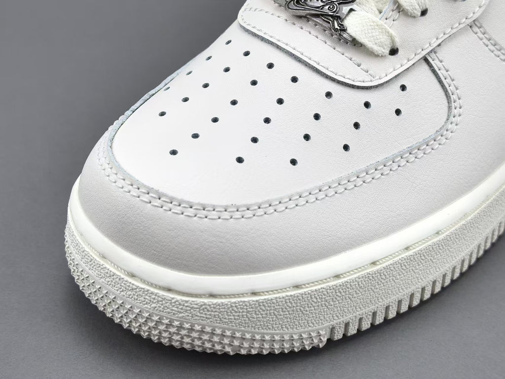 Vintage White Embroidered Low-Top Casual Sneakers