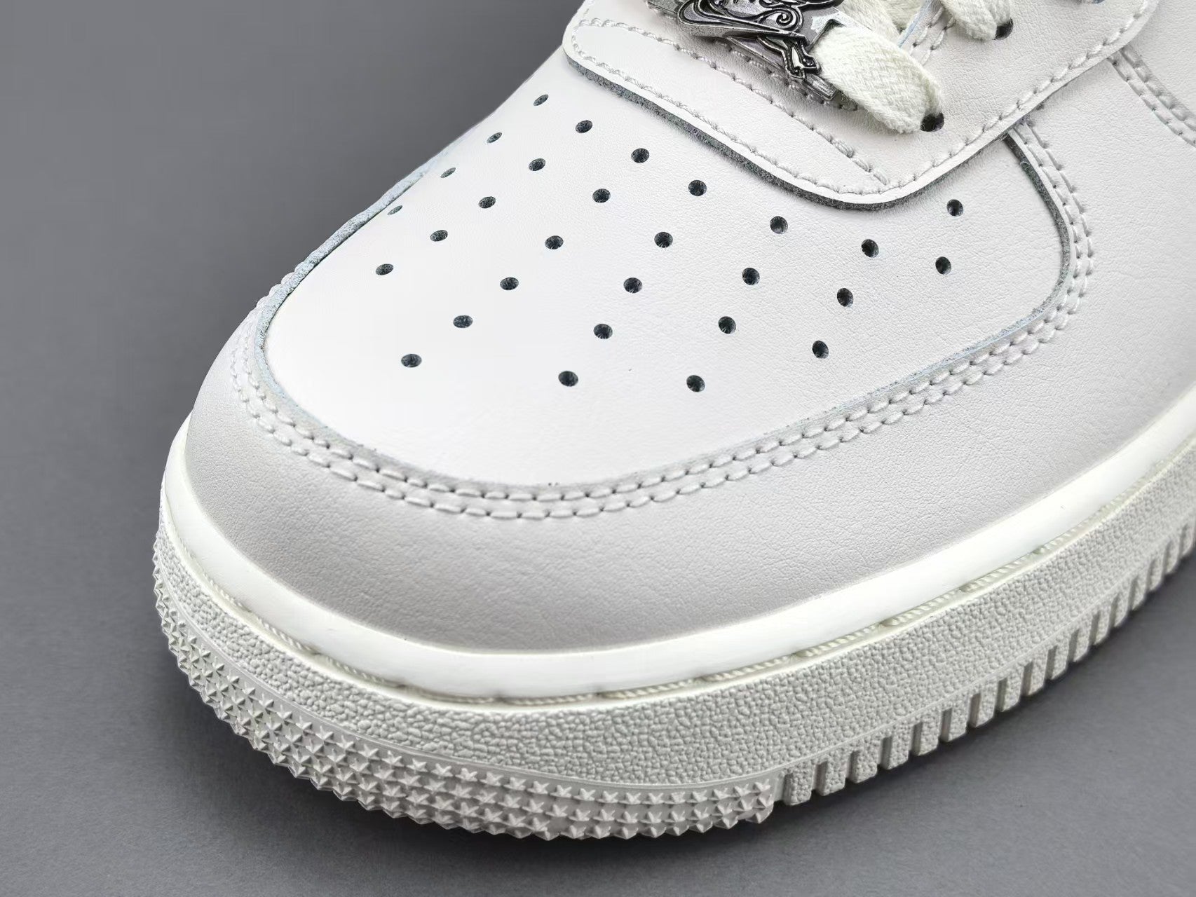 Vintage White Embroidered Low-Top Casual Sneakers
