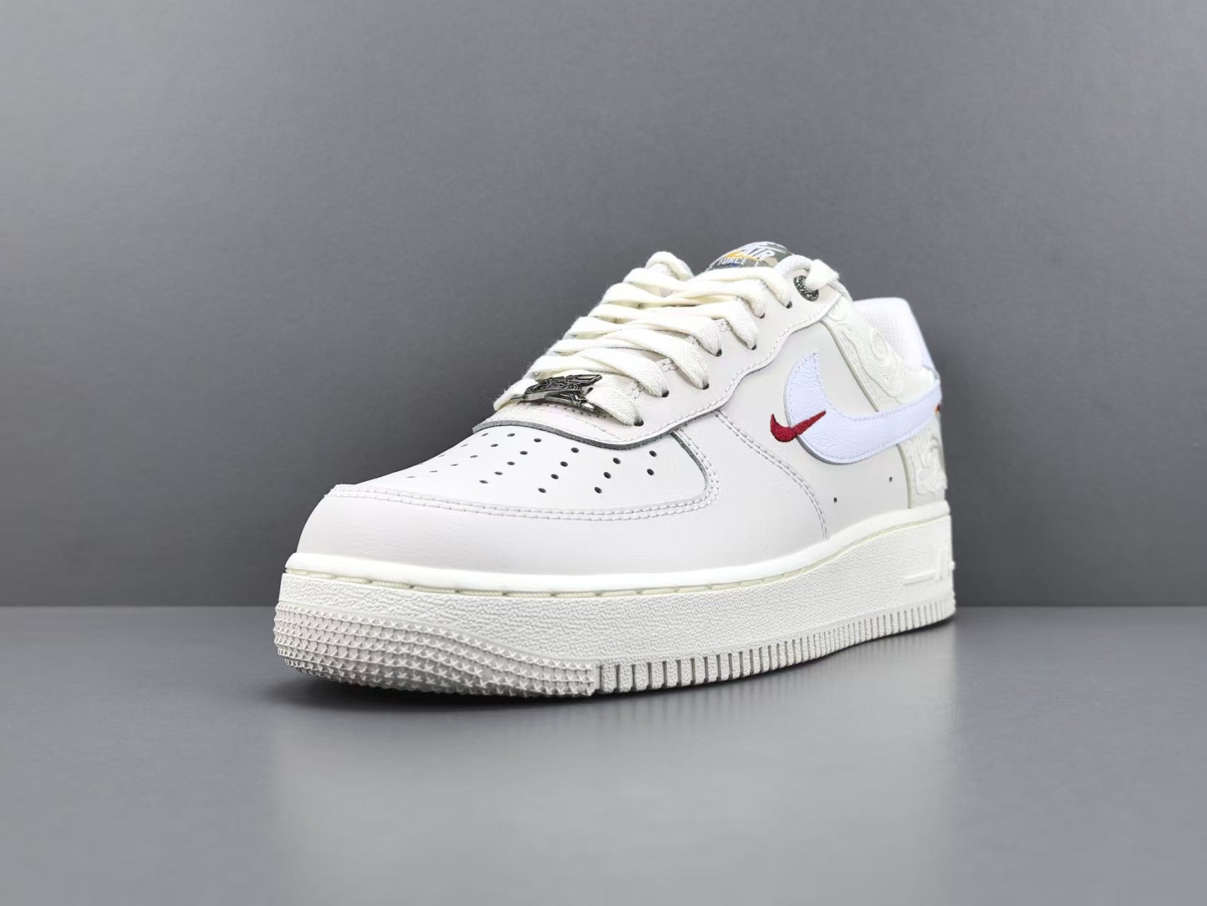 Vintage White Embroidered Low-Top Casual Sneakers