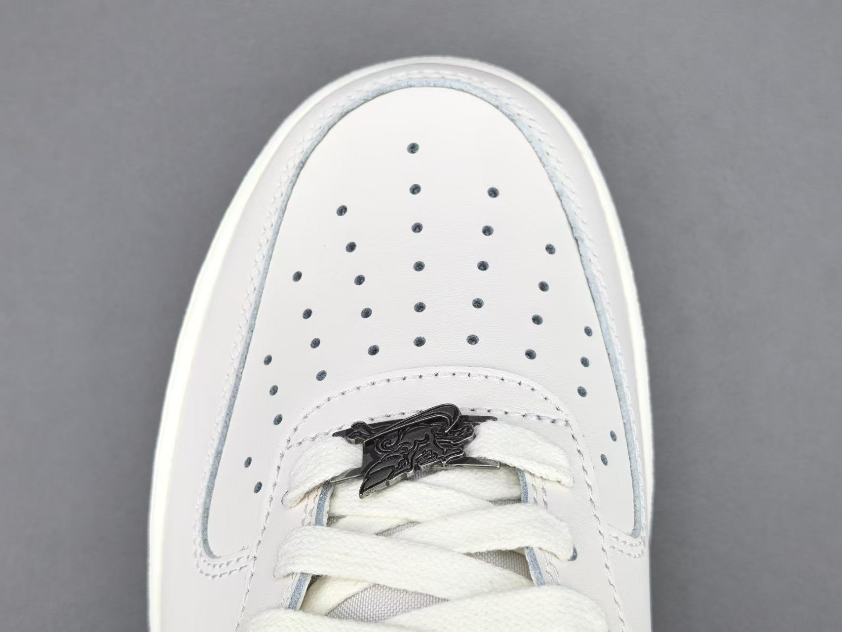 Vintage White Embroidered Low-Top Casual Sneakers
