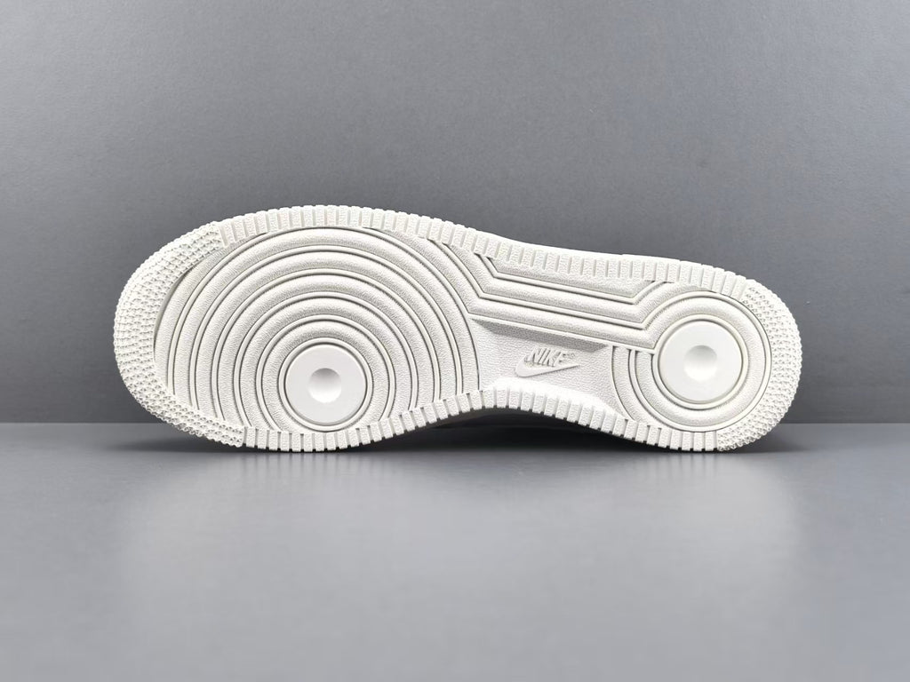 Vintage White Embroidered Low-Top Casual Sneakers
