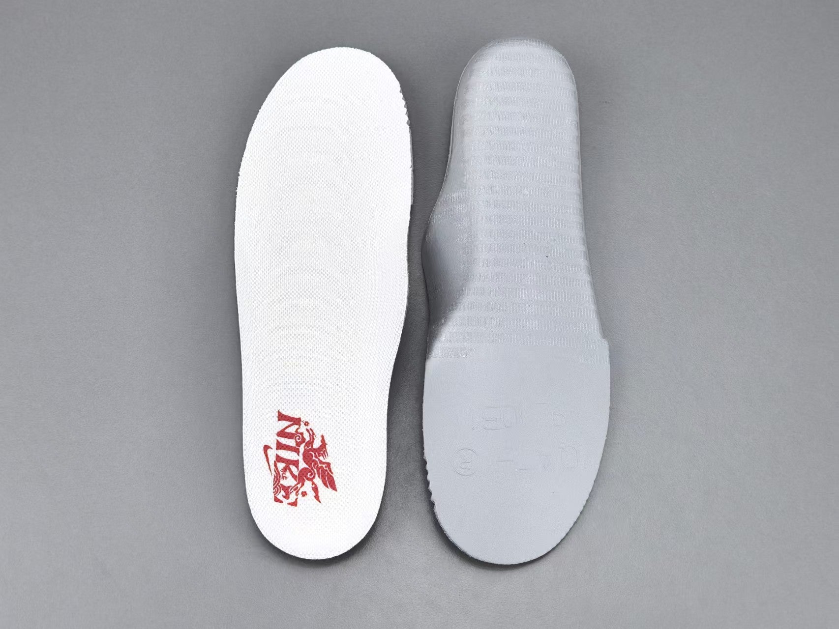 Vintage White Embroidered Low-Top Casual Sneakers